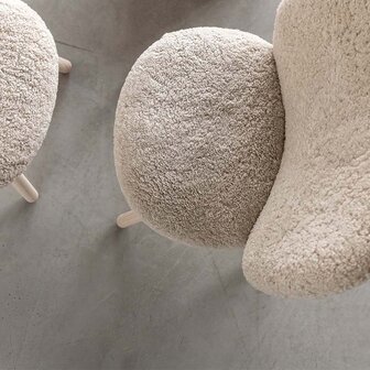 Emko Na&iuml;ve Low Chair sheepskin