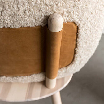 Emko Na&iuml;ve Low Chair sheepskin