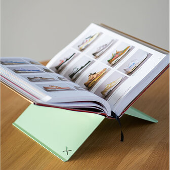 Animeaux bookstand