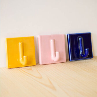 Studio Lotte Swart Hangop wandhaak single roze