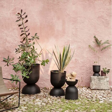 Ferm Living Hourglass Pot Medium Zwart