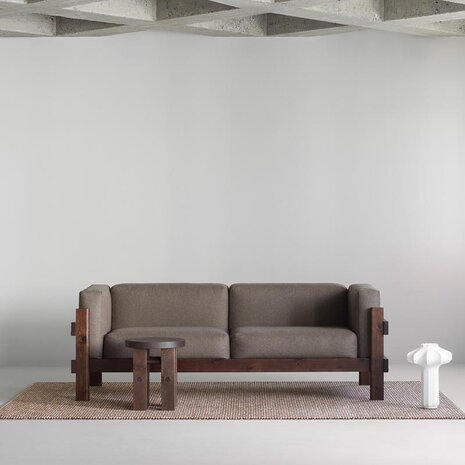 Normann Copenhagen Kube Sofa 3 zitter - Donkerbruin grenen frame