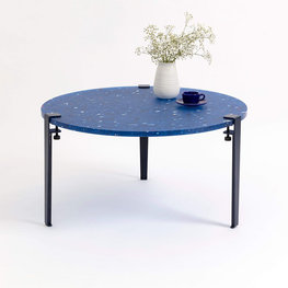 TIPTOE PACIFICO recycled plastic koffietafel in blauw (3 poten) TIPTOE PACIFICO recycled plastic koffietafel in blauw (3 poten)